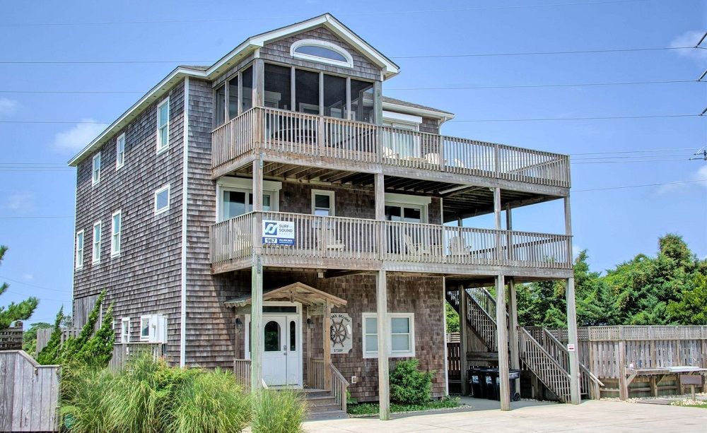 Spacious Coastal Retreat With Views