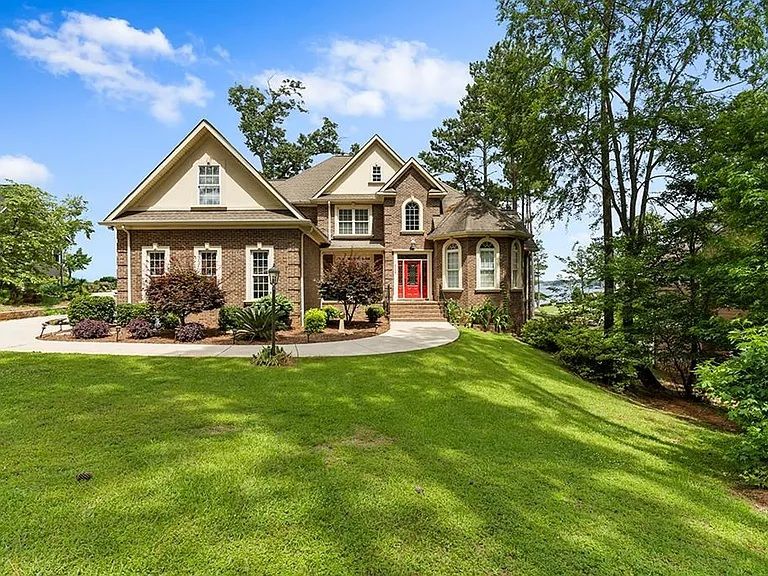 Lakefront Luxury Estate In Prestigious Harborside