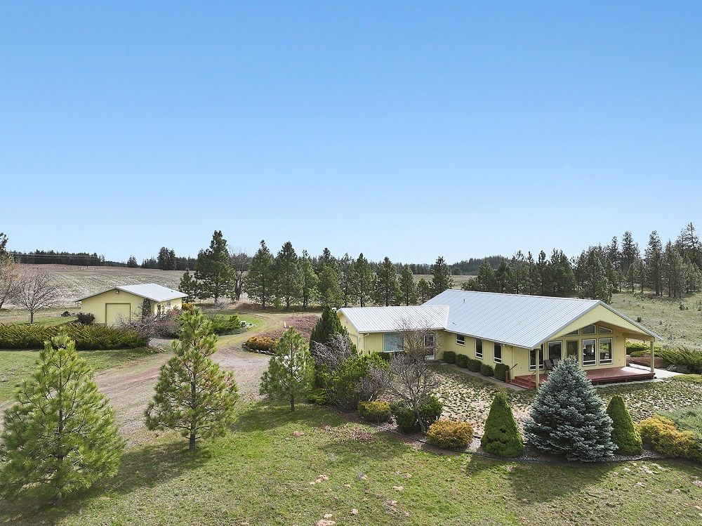 3-Bed Country Retreat With Panoramic Views On 18+ Acres
