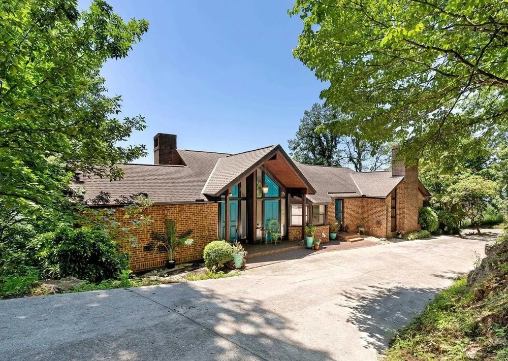 875 Altamont Road