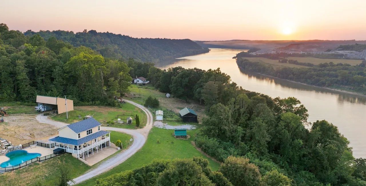 128 Acres. River Views. A Lifestyle All Its Own
