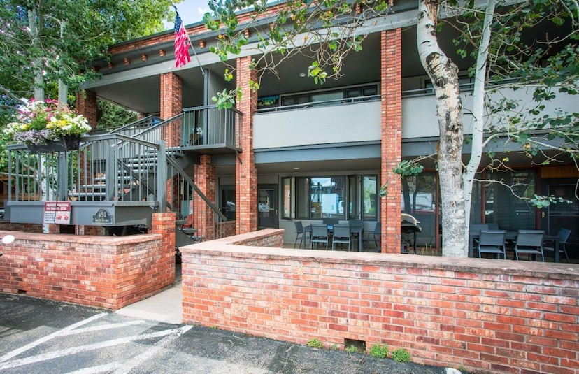 Mountain Views And Walkable Location