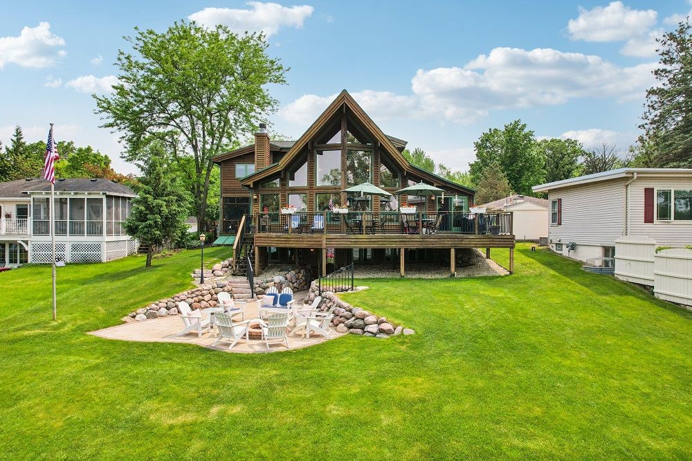 Spectacular Lakefront Retreat