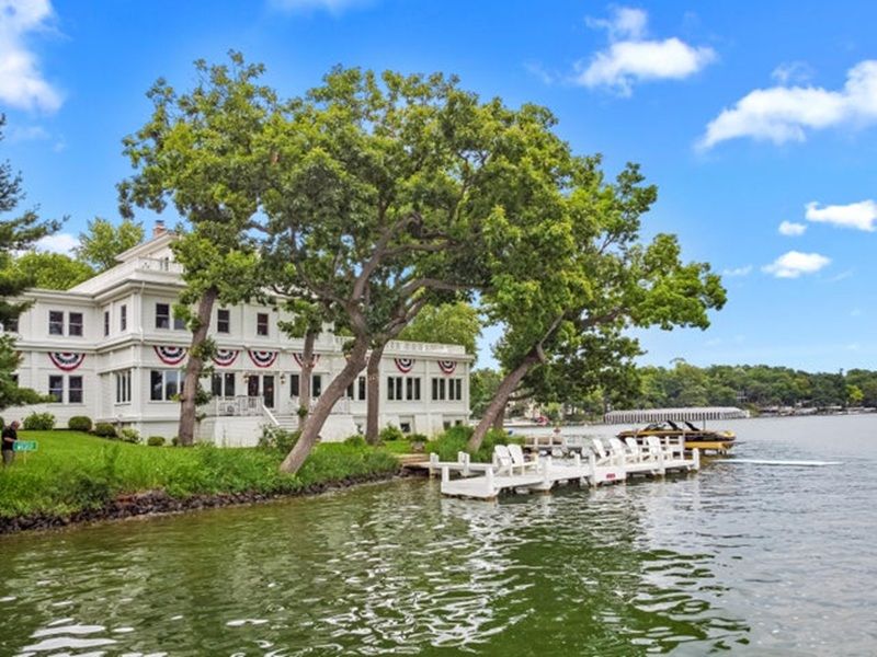 Iconic Lakefront Legacy