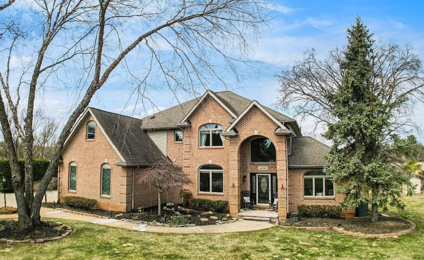 490 Hunters Crest Dr