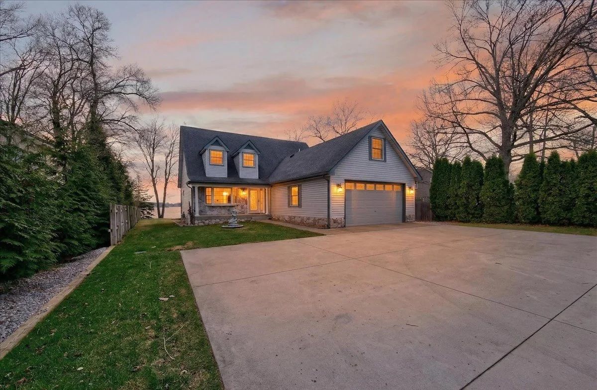 Lakefront With Amenities Galore