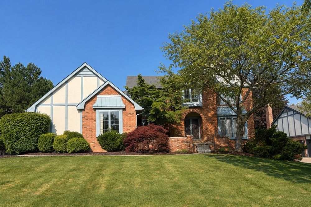 Rochester Hills Large Spacious Home With Three Car Garage, Large Basement, Four Bedrooms.