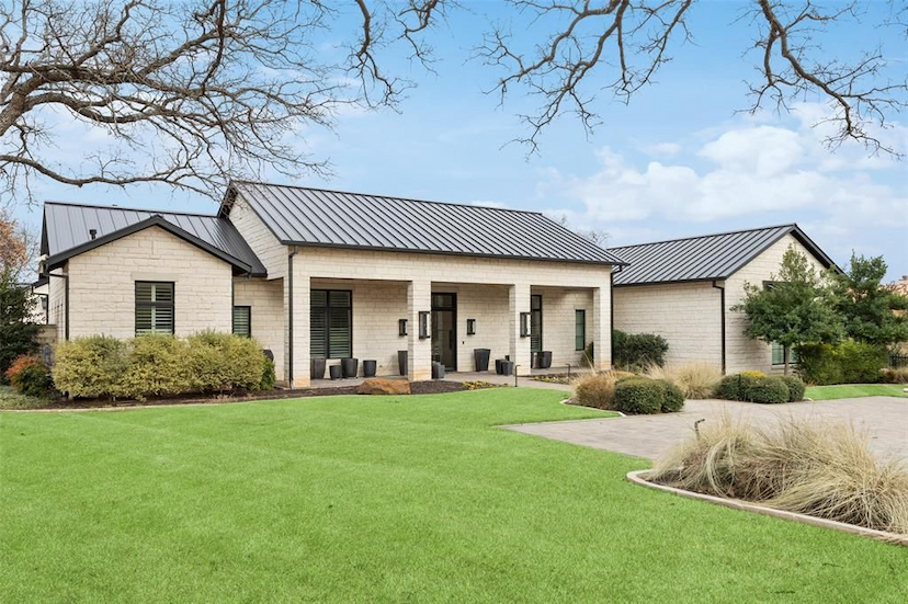 Modern Farmhouse In Vaquero