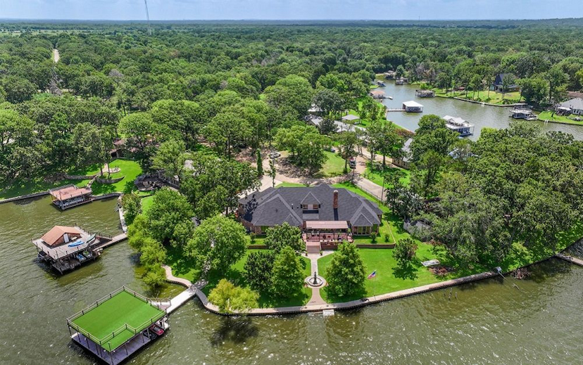Extraordinary Lakeside Living On Wide Cove