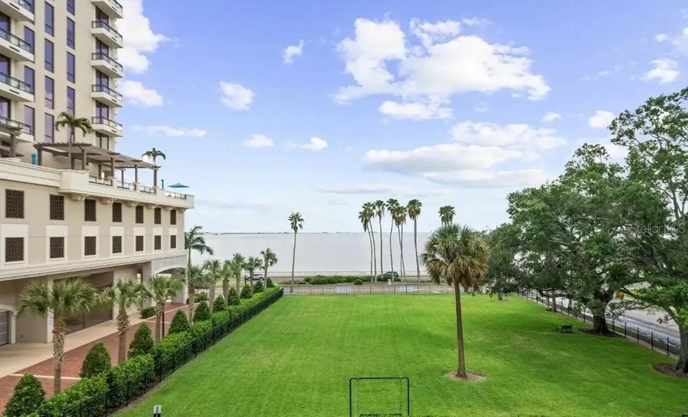 The Historic Bayshore Royal Residence