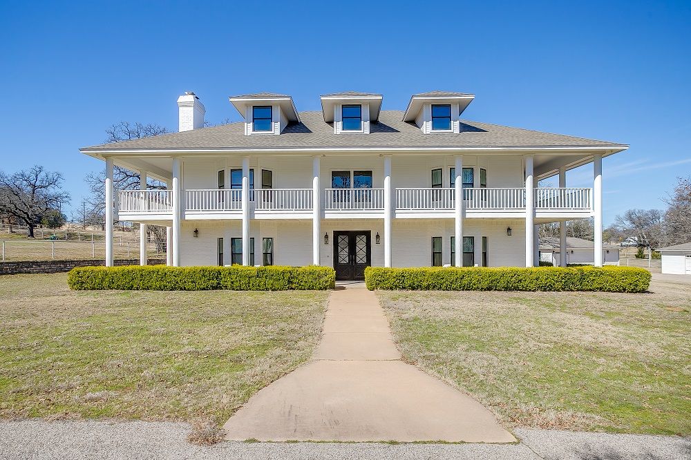 Exquisite Multi-Generational Estate With Access To Fort Worth
