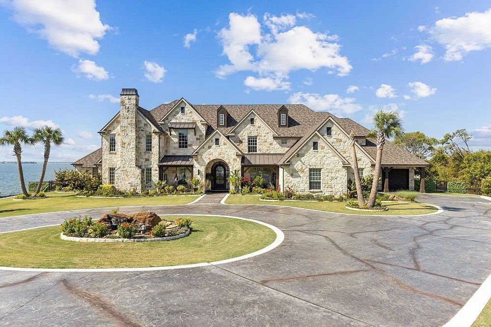 Unparalleled Lakefront Living