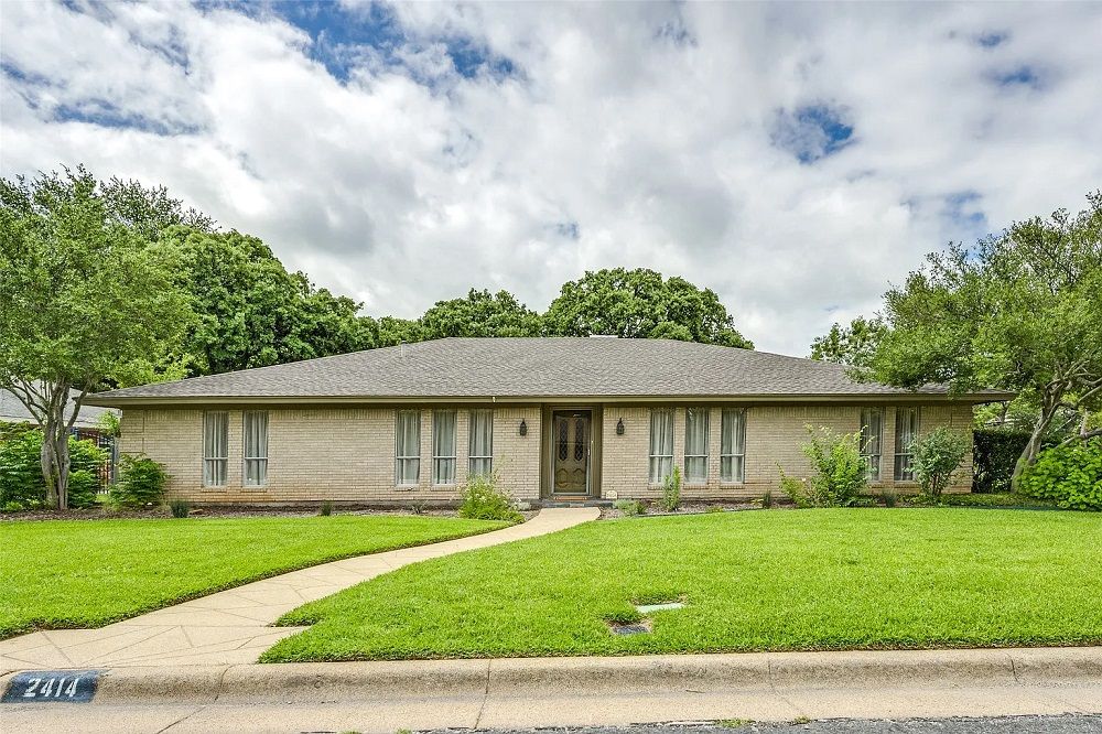 2414 Lakeview Circle