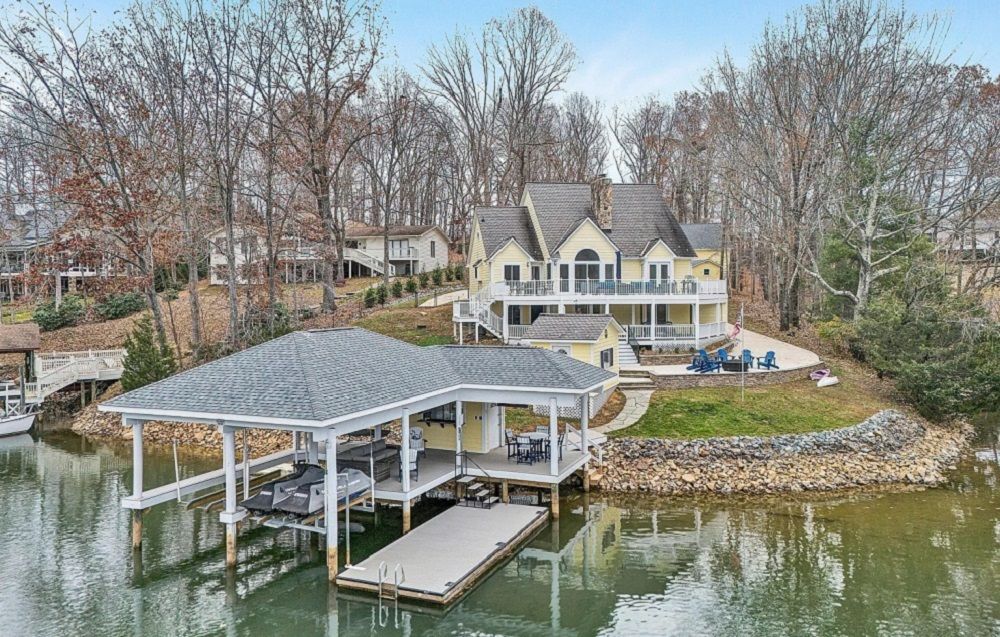 Luxury Waterfront Living!