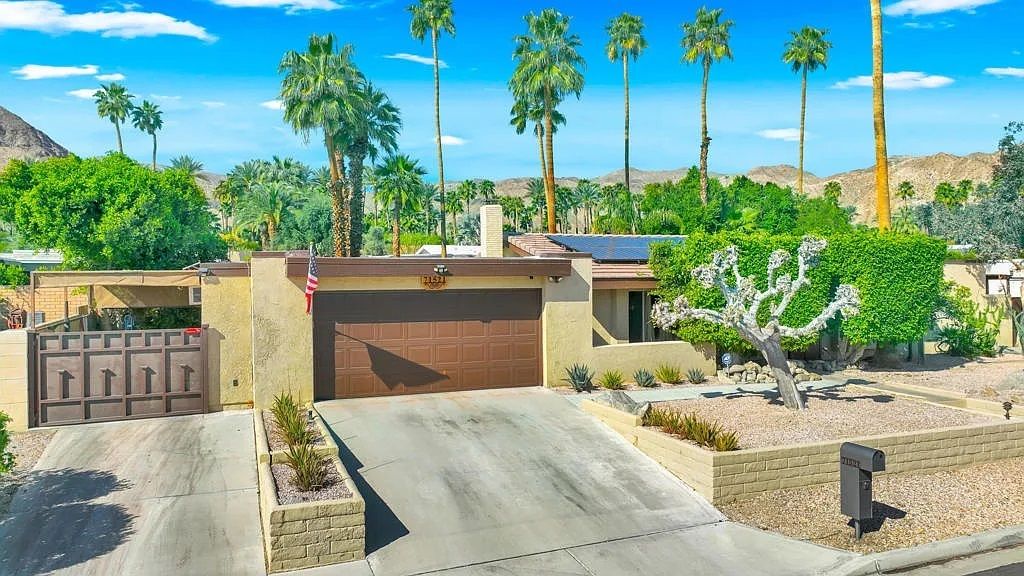 Mid-Century Desert Oasis