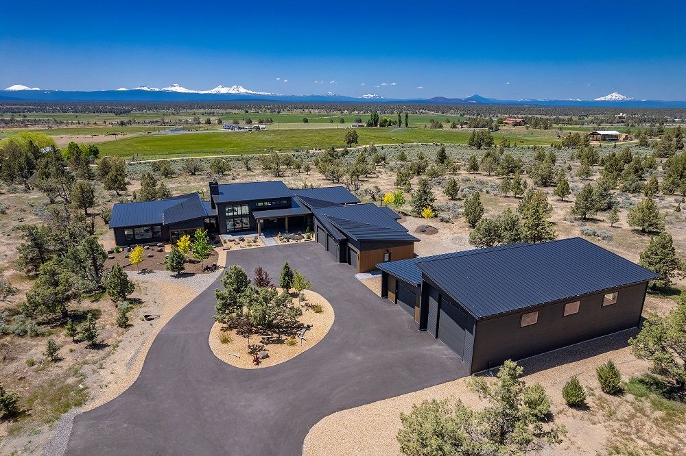 Stunning Grandview Estate Panoramic Cascade Mountain Views Near Bend Oregon