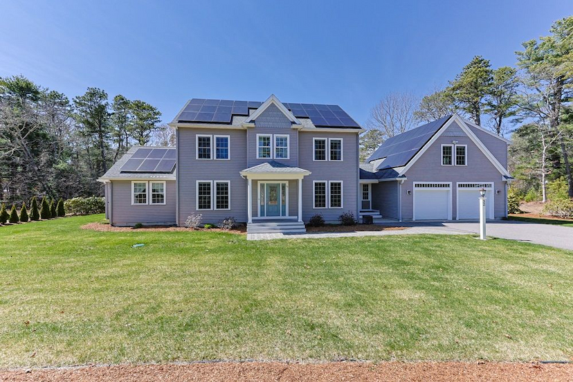 Spacious 5-Bedroom Retreat With Pool & Flexible Living Spaces
