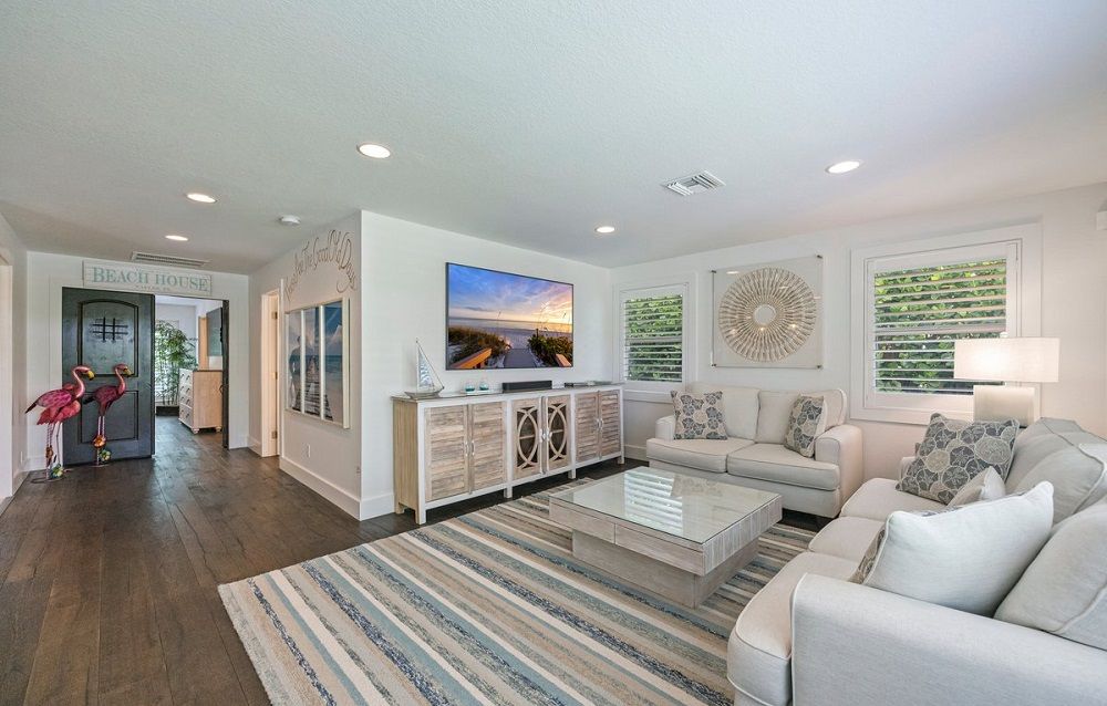 Beautifully Renovated In Lake Park! Walk To Beach And Downtown!