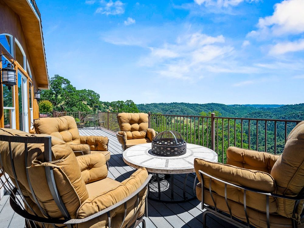 Private Hilltop Retreat On 21 Acres