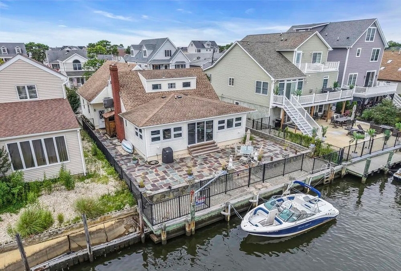 Beautiful Lagoon Front Home
