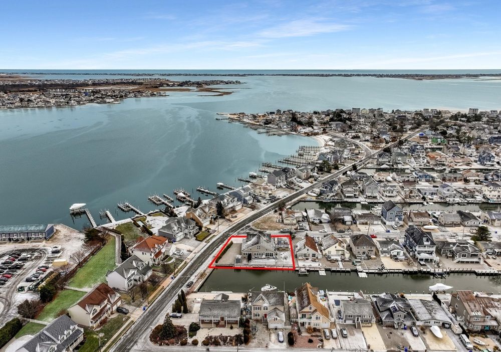 Waterfront Luxury. Effortless Living.