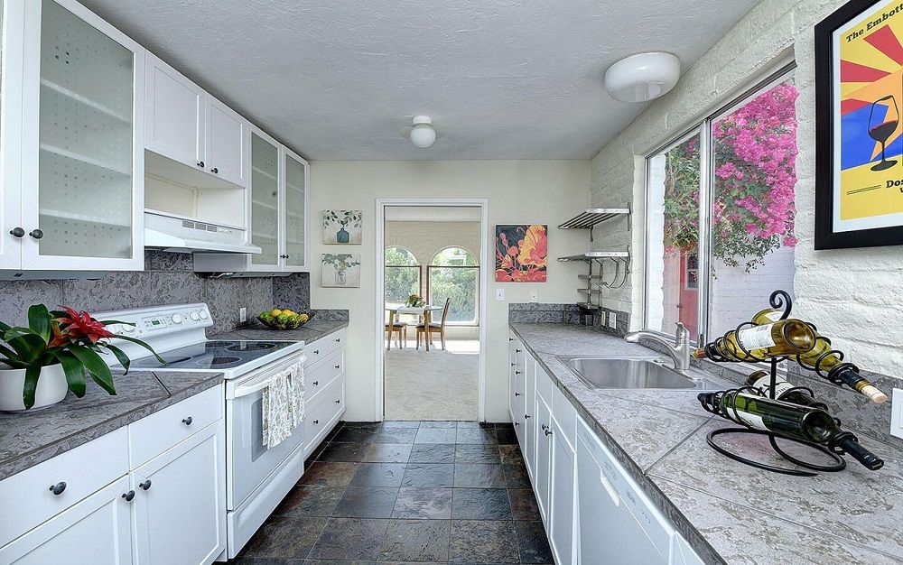 719 W Las Lomitas Rd