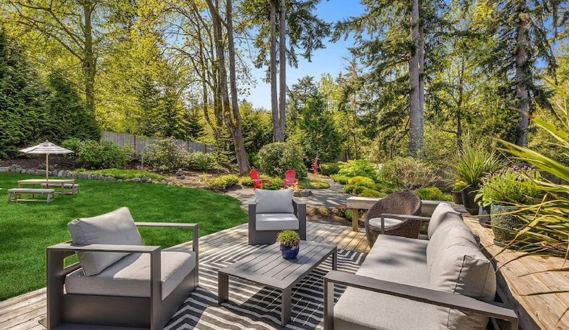 Rare Mid-Island Retreat On Peaceful Cul-De-Sac