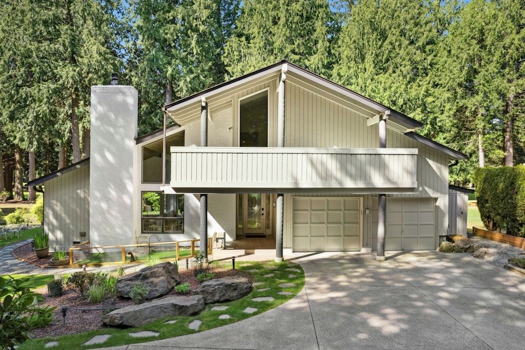 Refined Golf Course Retreat
