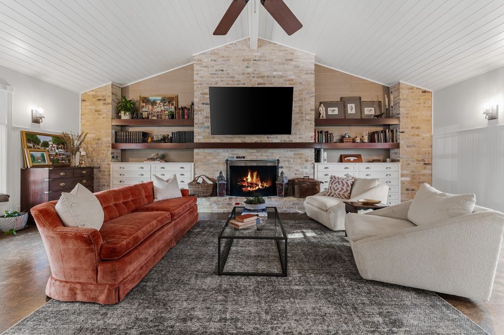 Stunning New England Style Home In Lost Creek