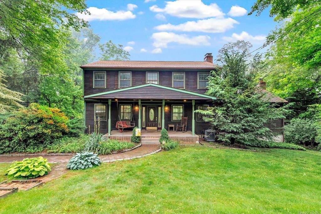Charming Farmhouse Colonial In Monroe, Ct – A Private Retreat With Modern Comforts