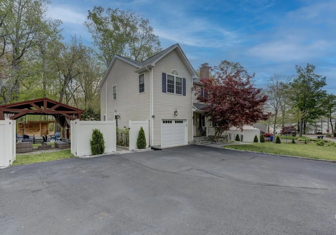 6 Candlewood Dr