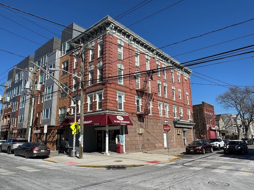 372 Communipaw Ave Apt 4R