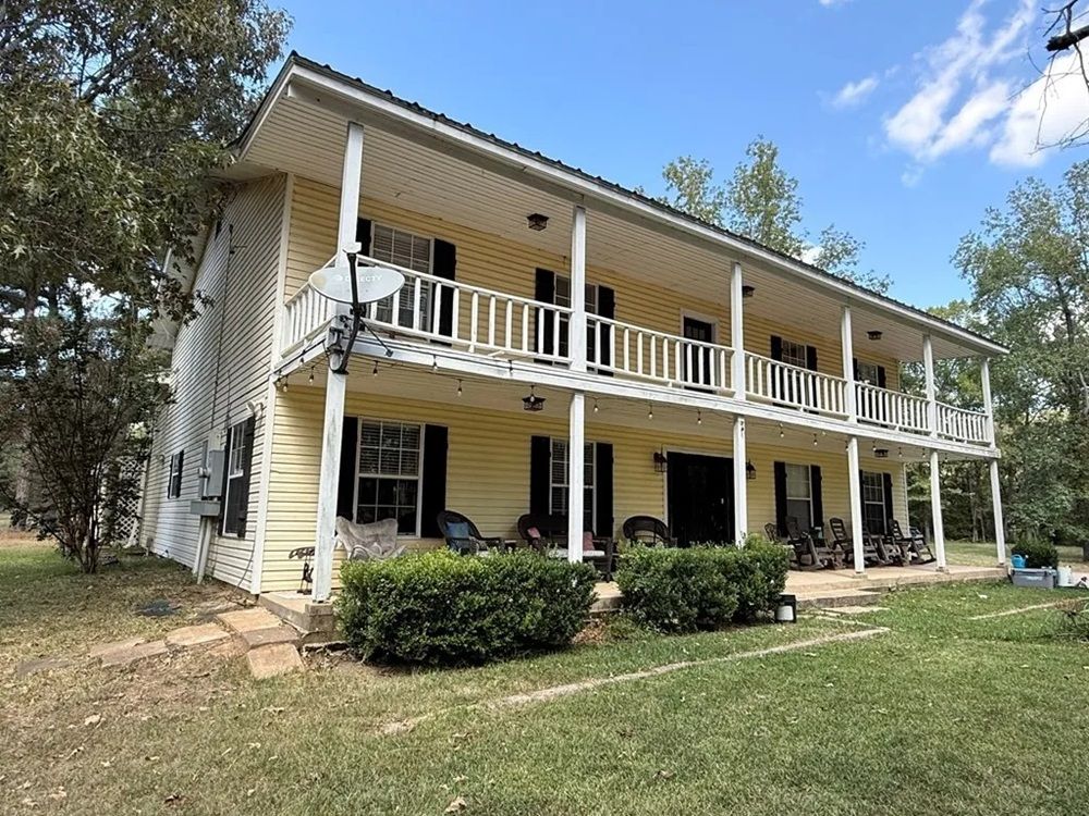 Southern Charm On 27.97 Acres - A Rare 5-Bedroom Estate With Pool & Barn