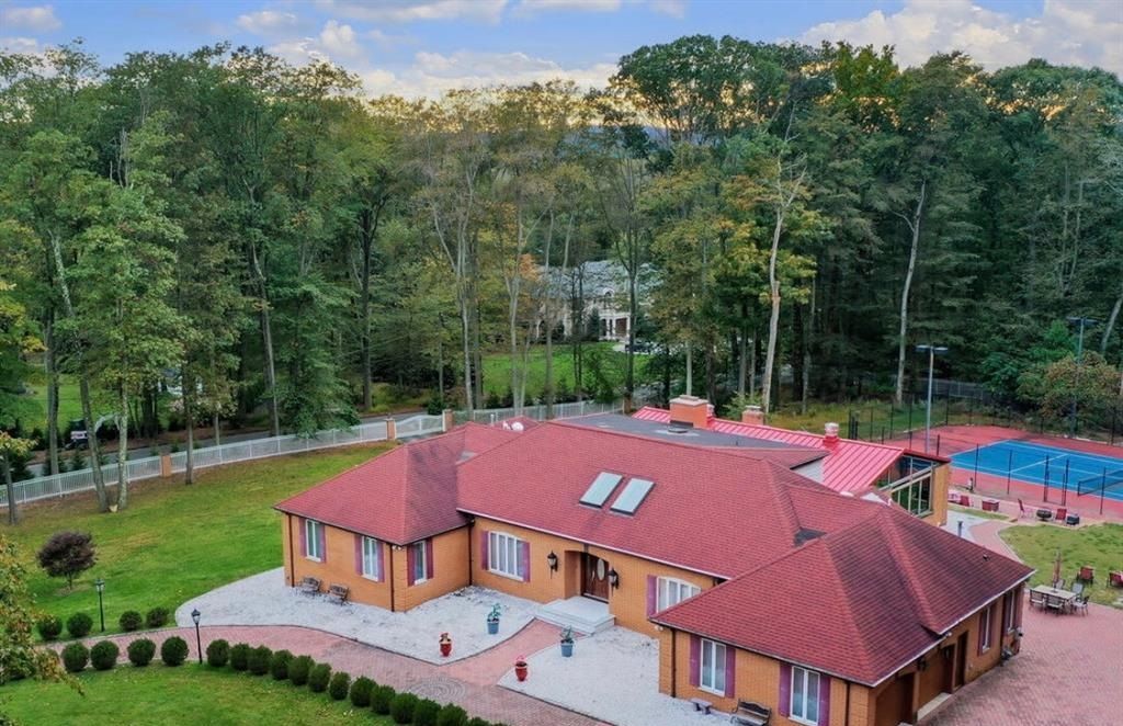 Indoor Pool & Tennis On 2.67 Acres