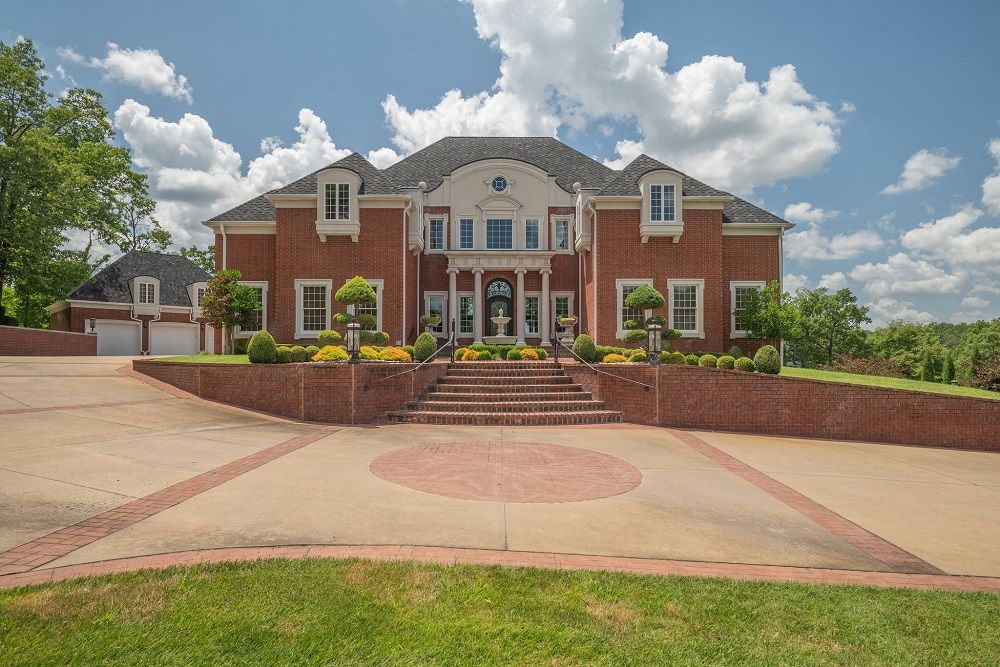 Refined Estate In Prime Location