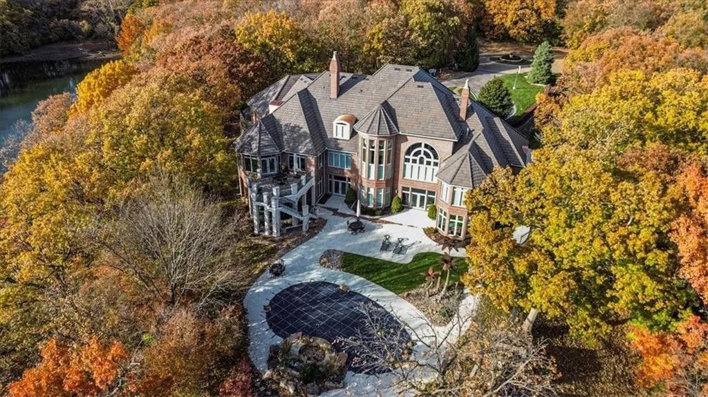 10037 Whitetail Lane