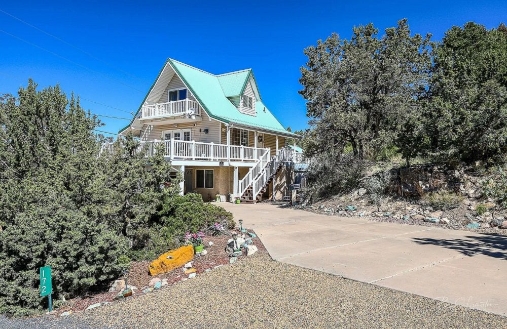 Breathtaking Valley Views & Versatile Living Space