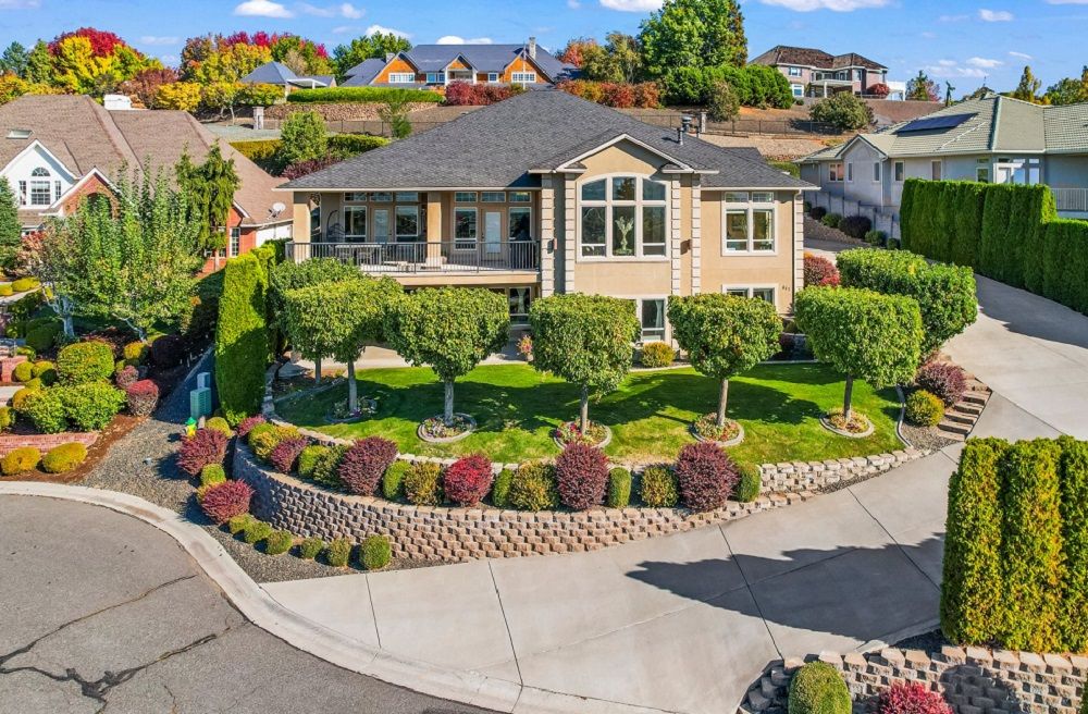Elevated Hillside View Retreat