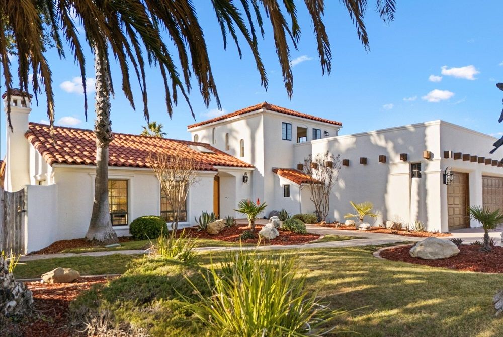 Elegant Indoor-Outdoor Living With Panoramic Valley Views On 1.43 Acres