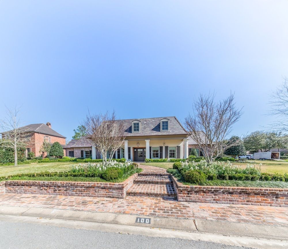Grand Living In Greenbrier Estates