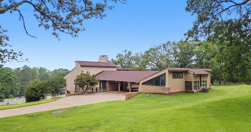 Private Acreage Country Retreat