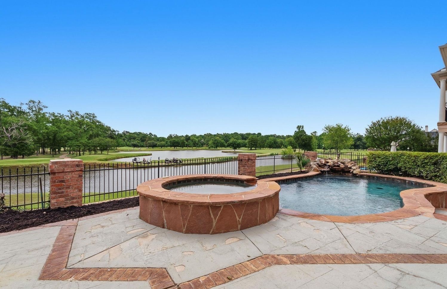 Exquisite Living In Hollytree