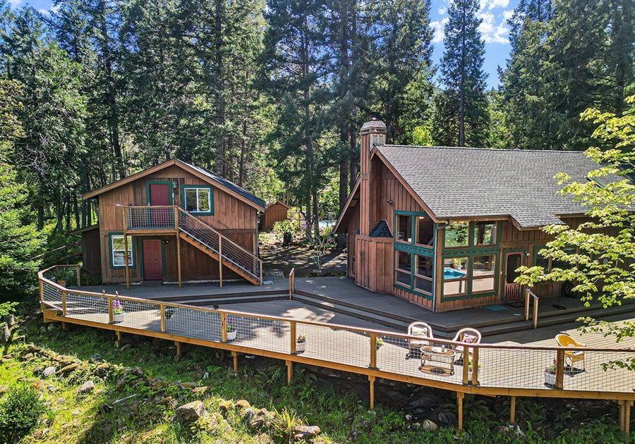 Smith River Front Beauty In Gasquet!