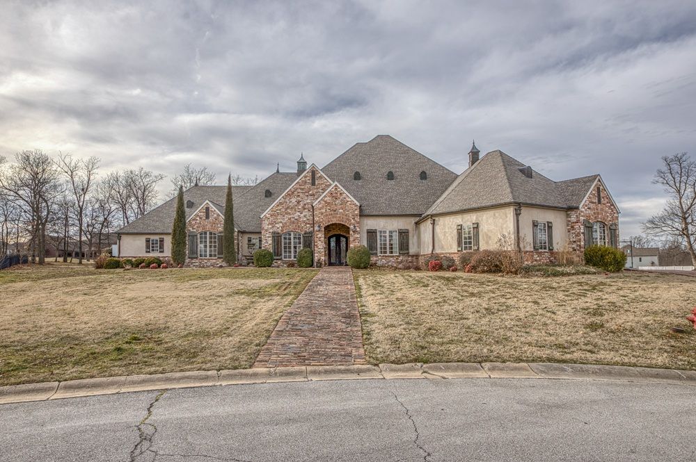 Custom Built Home In Briarbrook!