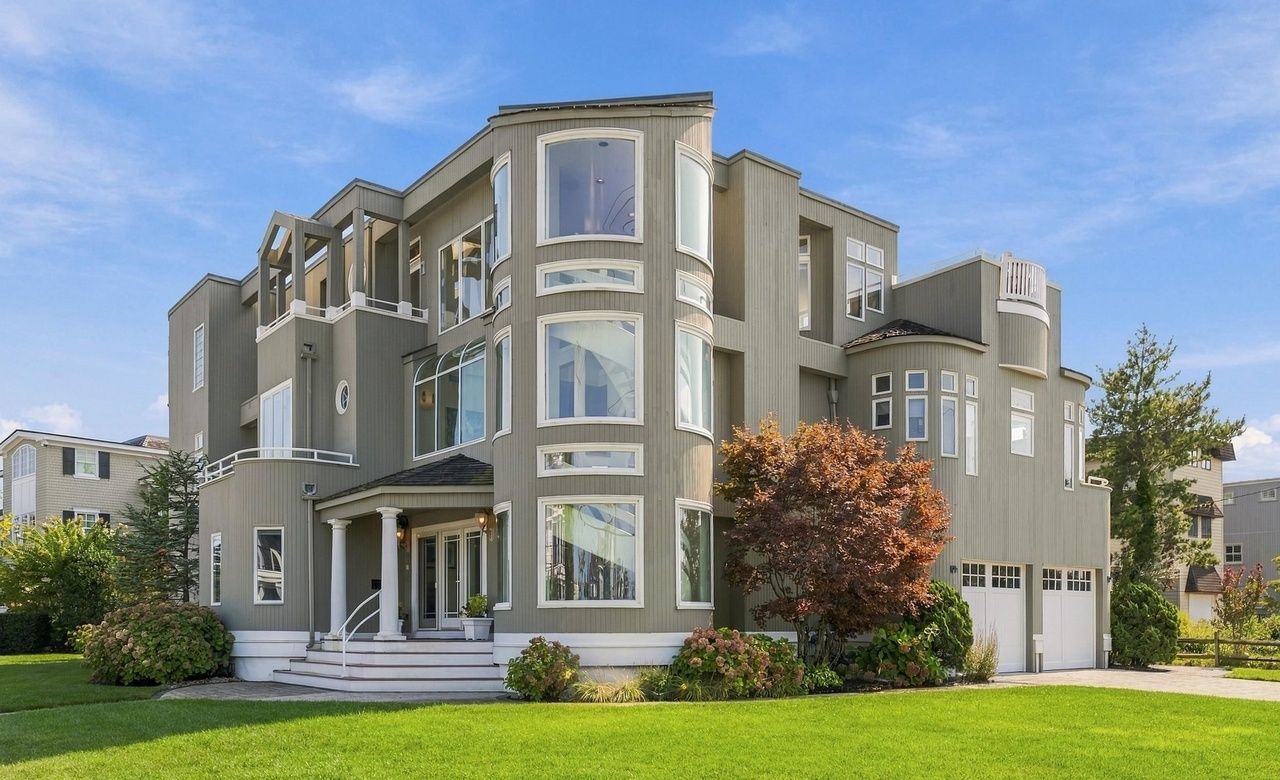 Enjoy Spectacular Seashore Living At Its Finest