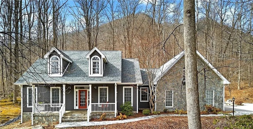 Charming Mountain Cape Cod Retreat On 1.1 Acres
