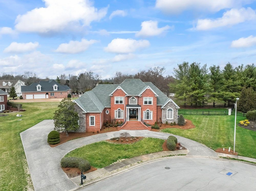 2221 Meadowcrest Cv