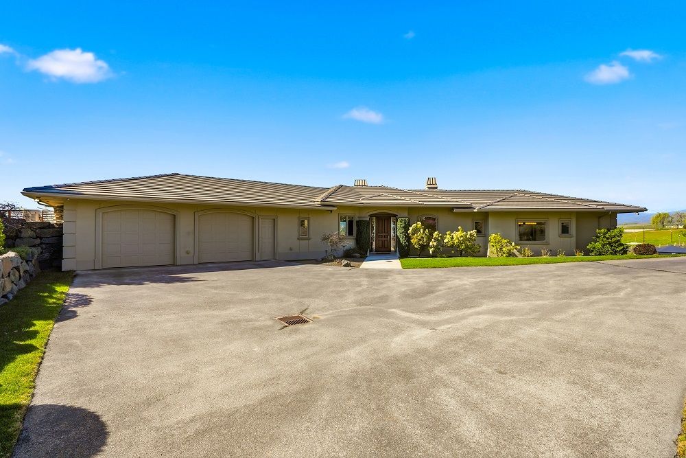 Premier Noble Hill Estate With Sweeping Mount Adams Views