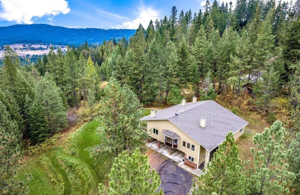 Custom Built Estate In Cougar Gulch!