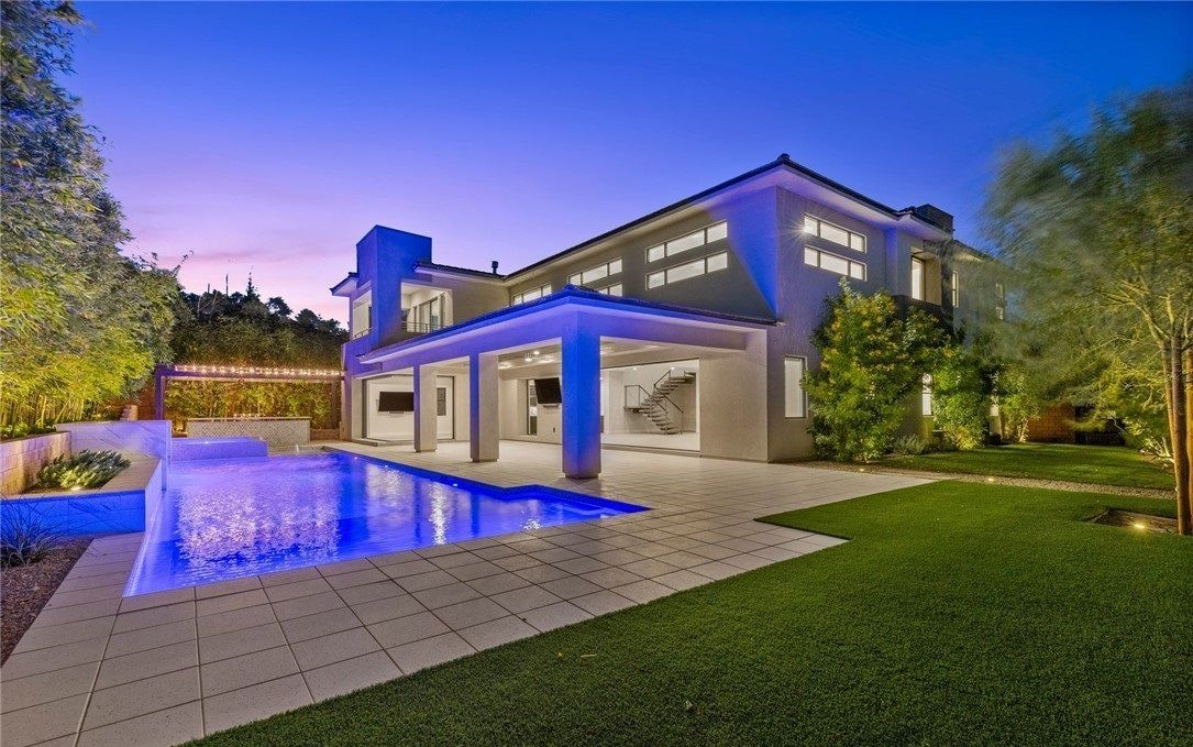 Sophisticated Living In Silver Ridge